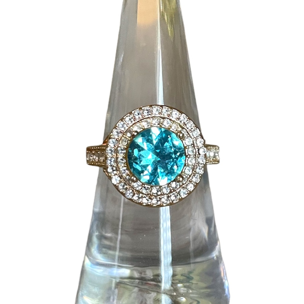 • Stunning Topaz Ring •